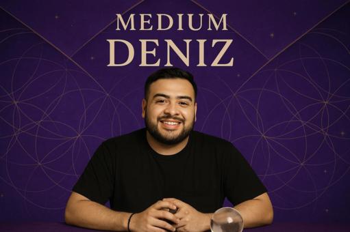 medium Deniz zittend voor een paars spiritueel patroon, met een warme glimlach en een rustige uitstraling