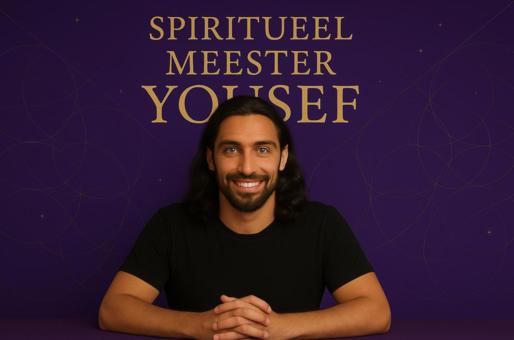 Spiritueel Meester Yousef met blauwe ogen voor een paarse achtergrond met gouden geometrie – krachtig, rustgevend en mystiek portret.